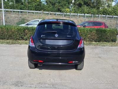 Lancia Ypsilon 70cv Hybrid Platino usata TURRIVALIGNANI