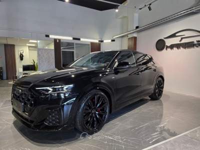 Audi Q8 S line edition  Laser Night C23" SOFTCLOSE ruote sterzanti Nero usata Firenze