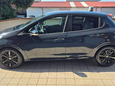 Peugeot 208 208 I 2015 5p 1.2 puretech 82cv Black Line Grigio usata Massa