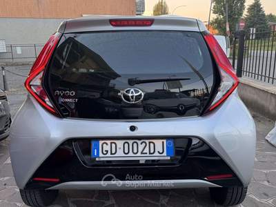 Toyota Aygo 5p CONNECT 1.0 VVT-I x-clusiv 72cv Km 22000 Argento usata Lesmo