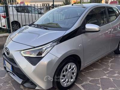 Toyota Aygo 5p CONNECT 1.0 VVT-I x-clusiv 72cv Km 22000 Argento usata Lesmo