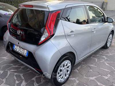 Toyota Aygo 5p CONNECT 1.0 VVT-I x-clusiv 72cv Km 22000 Argento usata Lesmo