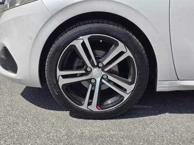 Peugeot 208 208 5P 1.2 TURBO GT LINE 110CV EAT6 AUTOMATICA EUR6B NAVI/CAMERA/TETTO Bianco usata Prato