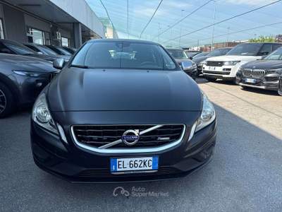 Volvo V60 2.0 d4  R-design geartronic Nero usata Lallio