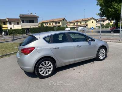 Opel Astra 5p 1.7 cdti Cosmo 110cv Argento usata Treviglio
