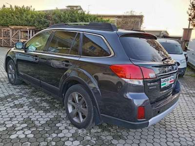 Subaru Outback 2.0D AVD CVT FULL OPTIONAL Arancione usata Cigognola