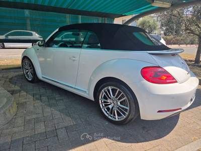Volkswagen Maggiolino Maggiolino 1.6 tdi Design 105cv Bianco usata Varedo