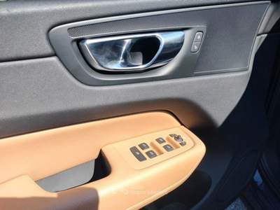 Volvo XC60 D5 AWD Geartronic Momentum Blu/Azzurro usata Bagni di Lucca