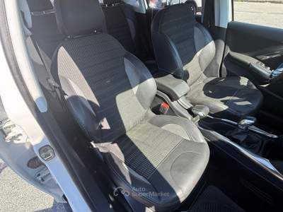Peugeot 2008 ALLURE 1.6e-HDi 92CV S&S Bianco usata giugliano in campania