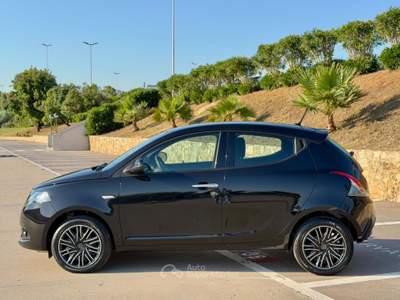 Lancia Ypsilon HYBRID GOLD+NAVI+SENSORI+5POSTI+LED Nero usata Civitavecchia