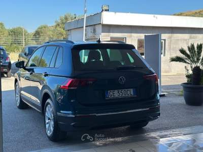 Volkswagen Tiguan 2.0 TDI SCR Life Blu/Azzurro usata Pignataro Maggiore
