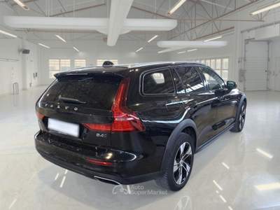 Volvo V60 Cross Country VOLVO V60 CROSS COUNTRY B4 D AWD AUTOM. BUSINESS PRO STATION WAGON usata Roma