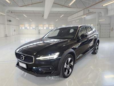 Volvo V60 Cross Country VOLVO V60 CROSS COUNTRY B4 D AWD AUTOM. BUSINESS PRO STATION WAGON usata Roma