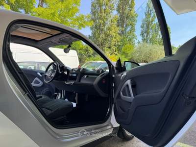 Smart ForTwo 1.0 mhd Passion 71cv GARANZIA 24 MESI Bianco usata Riccione