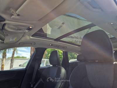 Volvo XC60 B4 (d) AWD Geartronic Momentum Pro Nero usata Taranto
