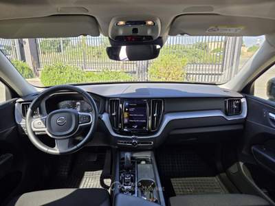 Volvo XC60 B4 (d) AWD Geartronic Momentum Pro Nero usata Taranto