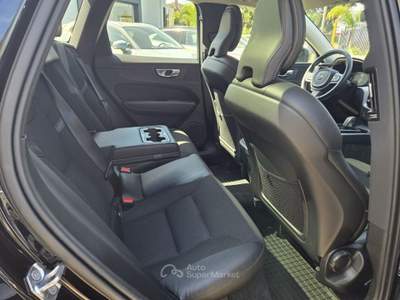 Volvo XC60 B4 (d) AWD Geartronic Momentum Pro Nero usata Taranto