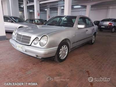 Mercedes-Benz Classe E Mercedes e 200 elegance Grigio usata Roma