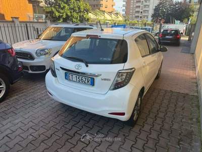 Toyota Yaris 1.3 5 porte Lounge Bianco usata Sesto San Giovanni