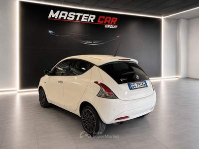 Lancia Ypsilon 5 porte S&S Hybrid Ecochic Gold Bianco usata ROVIGO