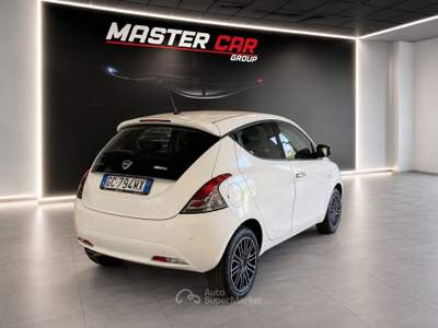 Lancia Ypsilon 5 porte S&S Hybrid Ecochic Gold Bianco usata ROVIGO