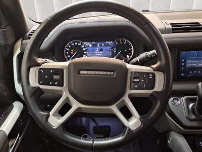 Land Rover Defender (2019) LAND ROVER 110 3.0D I6 250 CV AWD Auto X-Dynamic SE Verde usata San Martino Siccomario