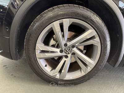 Volkswagen Tiguan Tiguan 2.0 tdi r-line 150cv dsg Nero usata San Zeno Naviglio