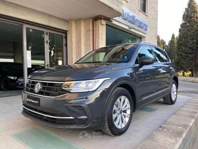 Volkswagen Tiguan 2.0 TDI 150 CV SCR DSG Life Grigio usata Carovigno