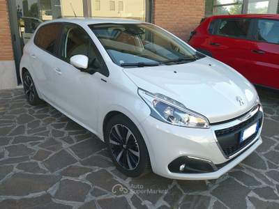 Peugeot 208 5p 1.2 puretech Signature Bianco usata Formigine