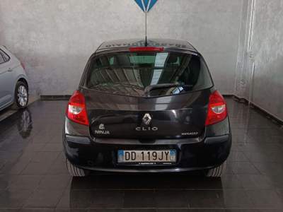 Renault Clio Clio 1.2 16V 5 porte Le Iene Nero usata Cornaredo