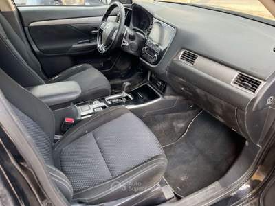 Mitsubishi Outlander 2.2 Instyle 4x4 automatico 7 posti Nero usata Trevenzuolo