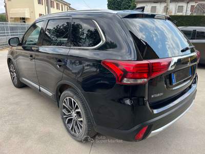 Mitsubishi Outlander 2.2 Instyle 4x4 automatico 7 posti Nero usata Trevenzuolo