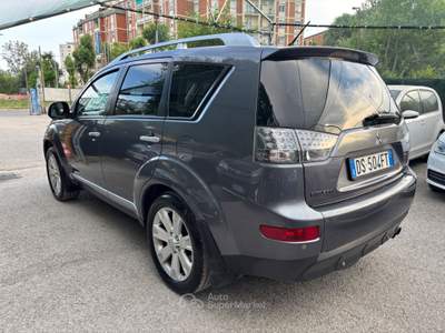 Mitsubishi Outlander 7 posti 4x4 Grigio usata Bologna