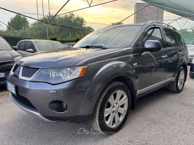 Mitsubishi Outlander 7 posti 4x4 Grigio usata Bologna