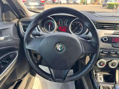 Alfa Romeo Giulietta Giulietta III 1.6 jtdm(2) 105CV Distinctive 2012 Bianco usata Latina