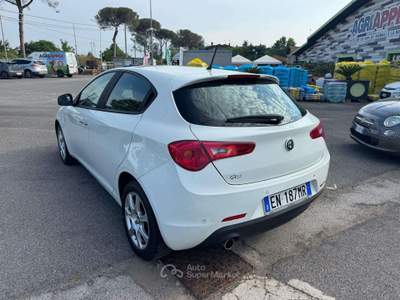 Alfa Romeo Giulietta Giulietta III 1.6 jtdm(2) 105CV Distinctive 2012 Bianco usata Latina