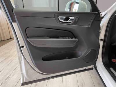 Volvo XC60 2.0 B4 MOMENTUM AWD AUTO - IVA DEDUCIBILE Bianco usata Mazzano