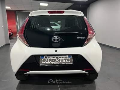 Toyota Aygo 1.0 VVT-i 69 CV 5 porte x-play MY Bianco usata Atena lucana