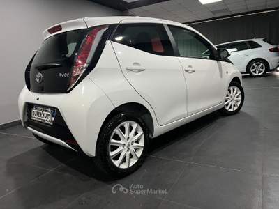 Toyota Aygo 1.0 VVT-i 69 CV 5 porte x-play MY Bianco usata Atena lucana