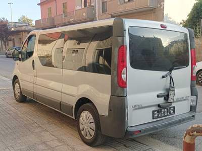 Opel Vivaro 9 posti prolungato Argento usata Latiano