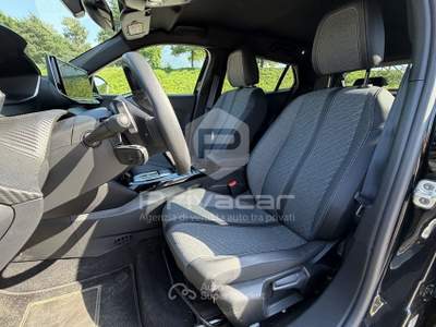 Peugeot 2008 PEUGEOT 2008 Hybrid 136 e-DCS6 Allure Nero usata Trento