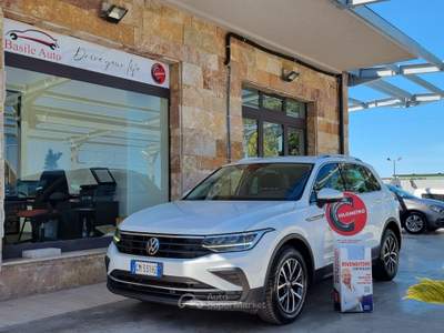 Volkswagen Tiguan SCR DSG Life Bianco usata Altamura