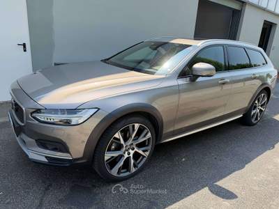 Volvo V90 Cross Country 2.0 b5 Business Pro awd auto Oro usata Cremona