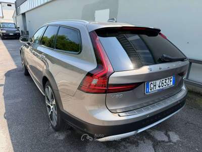 Volvo V90 Cross Country 2.0 b5 Business Pro awd auto Oro usata Cremona