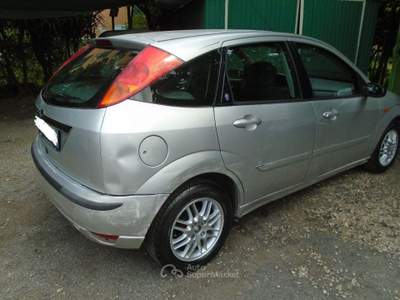 Ford Focus  5p 1.6i 16v Ghia FL Grigio usata Roma