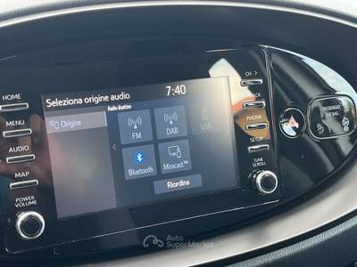 Toyota Aygo X 1.0B (72 CV) Active S-CVT Bianco usata Varese