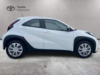 Toyota Aygo X 1.0B (72 CV) Active S-CVT Bianco usata Varese