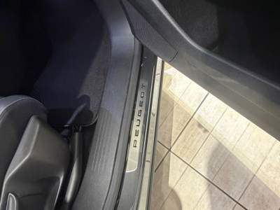 Peugeot 3008 Hybrid 136 e-DCS6 GT Grigio usata Mondragone
