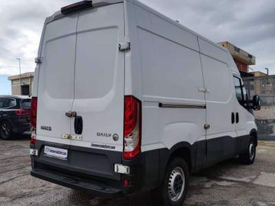 Iveco Daily 35S12 VH2 FURGONE PASSO MEDIO TETTO ALTO 3 POSTI 2018 Bianco usata Corato