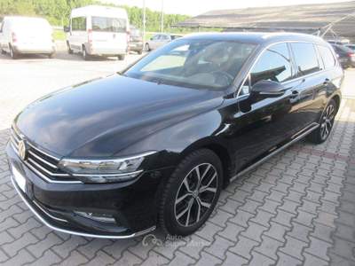 Volkswagen Passat Passat VIII 2019 Variant 2.0 tdi Executive 150cv dsg Nero usata Medolla